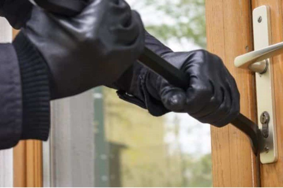 Inbraakpoging bij een houten deur met een breekijzer